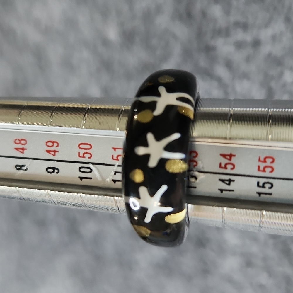 💕 Size 6 Vintage Lucite black gold and white.